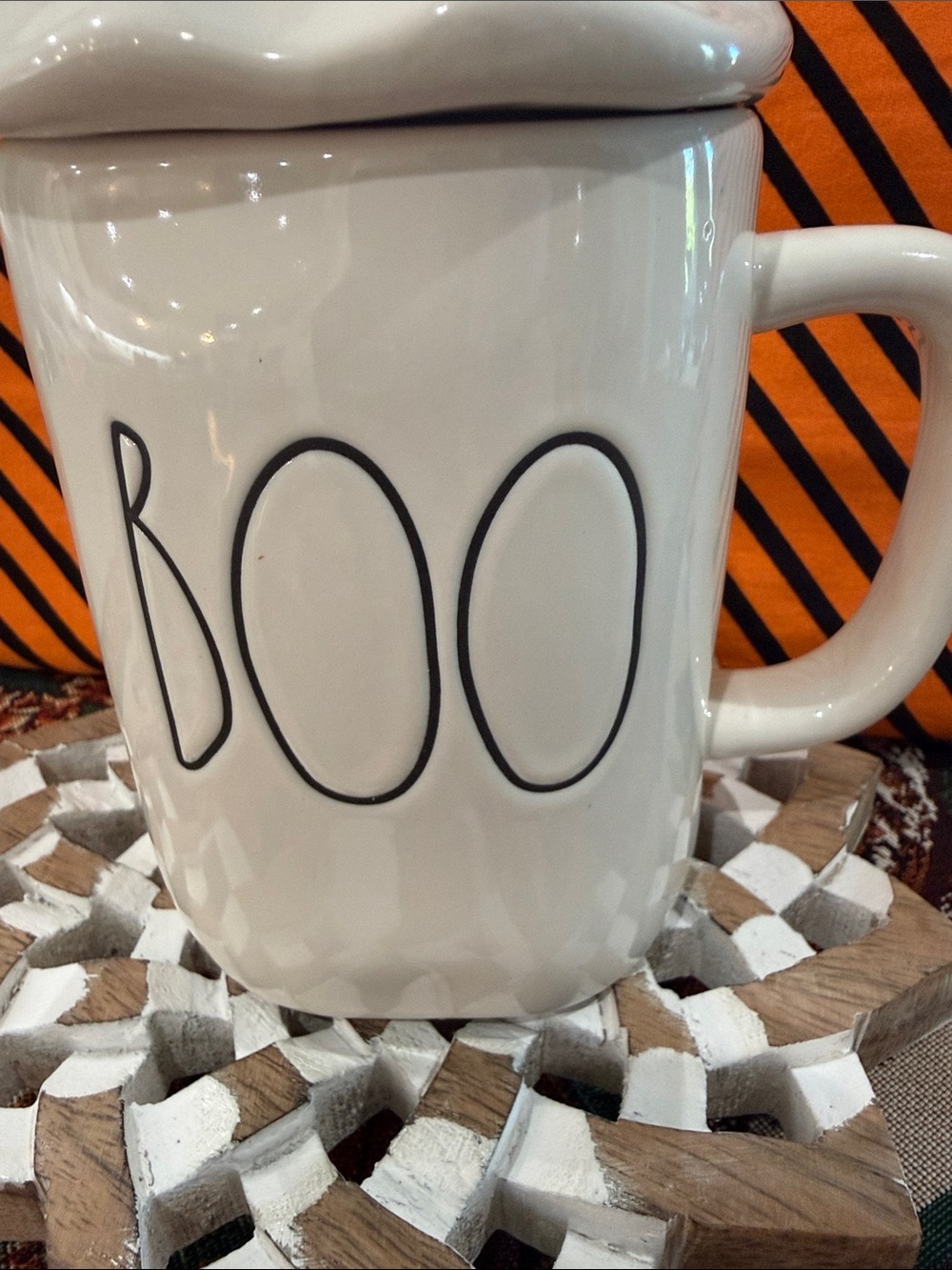 BRAND NEW RAE DUNN White Ceramic 'BOO' Mug with Ghost Lid NWT - Picture 2 of 11